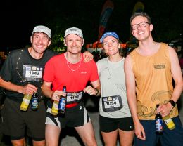 Glückliche Finisher des Augsburger Nachtlauf powered by LEW in der Zielverpflegung.