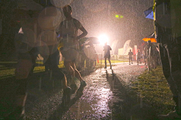 Der Augsburger Nachtlauf powered by LEW wurde in diesem Jahr zur Regenschlacht